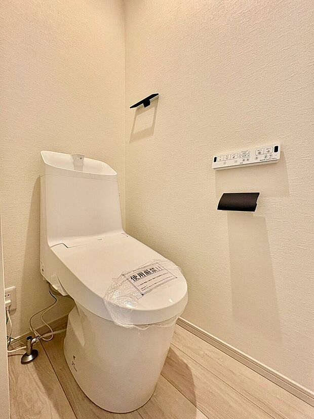 温水洗浄便座付きの清潔感あるトイレ空間です