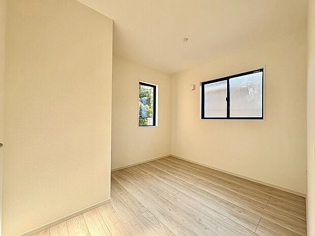 角部屋の2面採光、明るい洋室です