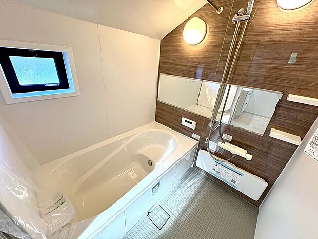 浴室に窓付きのバスタブとシャワー設備を備えています