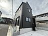 外観：黒い外壁の戸建て住宅と前面道路