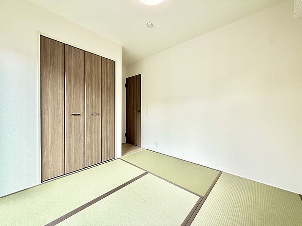 畳敷きの和室収納付きの引き戸が見える