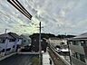 周辺：住宅街と線路沿いの街並みを望む眺望