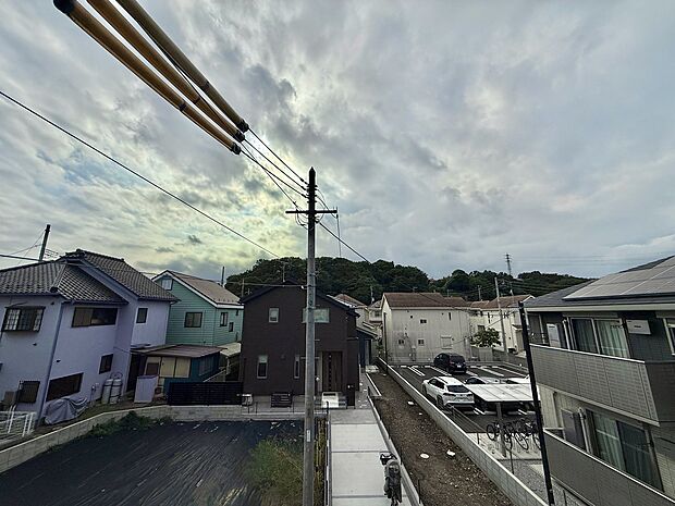 住宅街と線路沿いの街並みを望む眺望