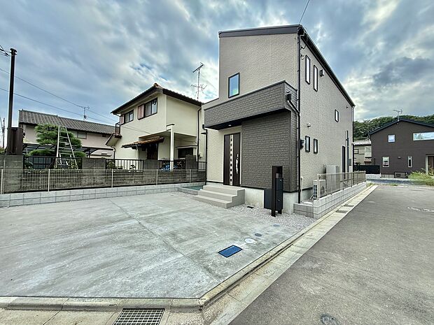 戸建て住宅の外観と舗装された前面スペース