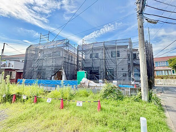 建築中の住宅外観空が見える開放的な立地