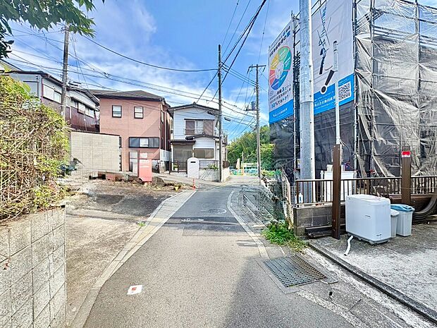住宅街の道路沿いにある建築工事中の物件です
