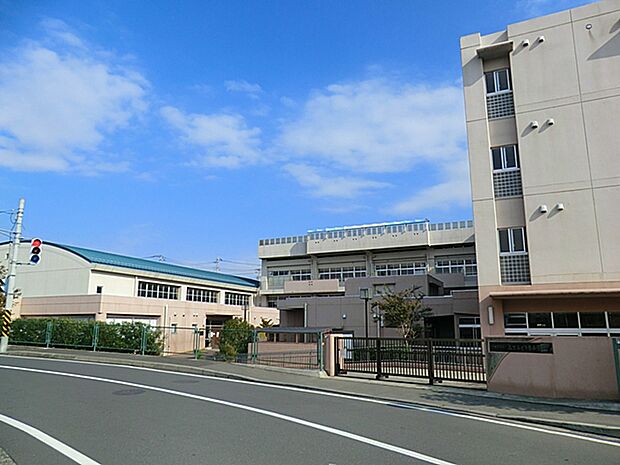 横浜市立山下みどり台小学校まで約600m