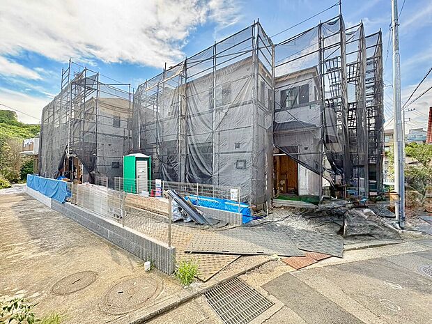 新築中の住宅外観、建築中の様子が見られる物件です