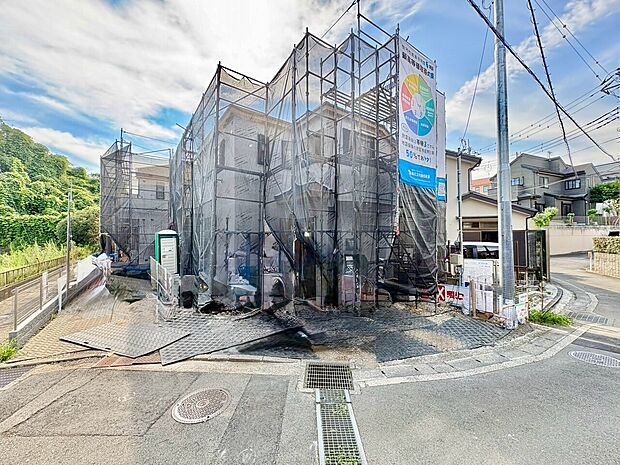 工事中の住宅が並ぶ住宅街の外観写真です