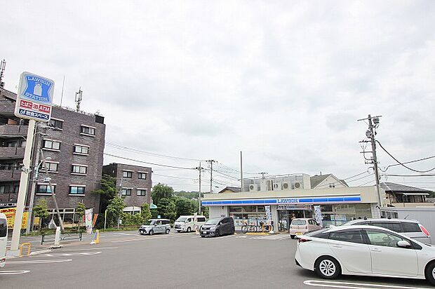 ローソン 本町田店まで約650m