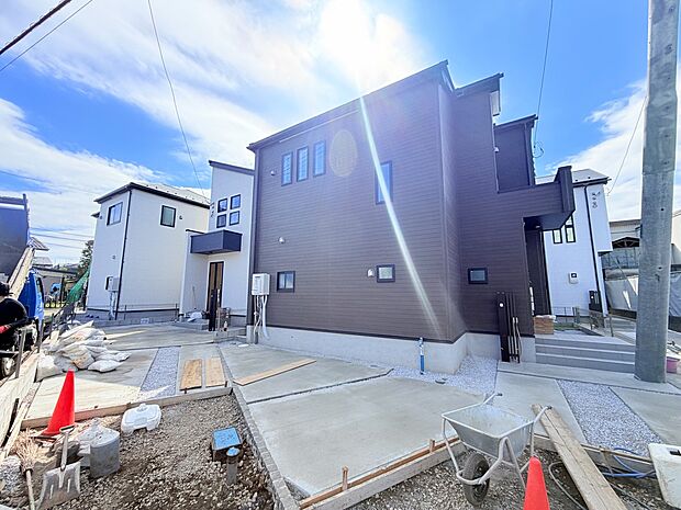 建物外観と前面道路の様子
