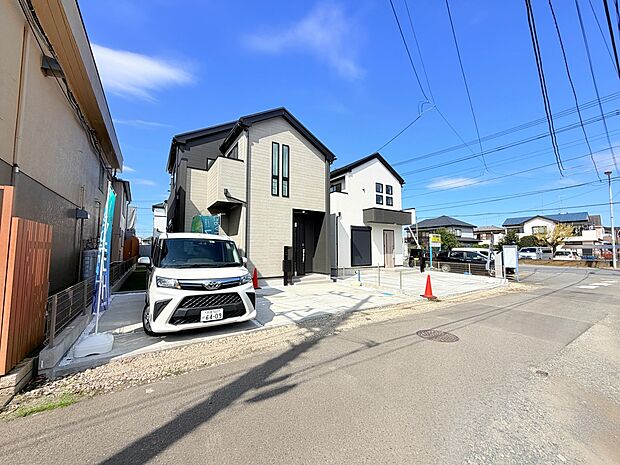 住宅街にある戸建て住宅と前面道路