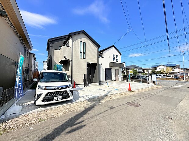 住宅外観と前面道路、駐車スペース