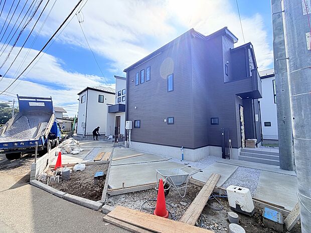 建築中の住宅外観と前面道路