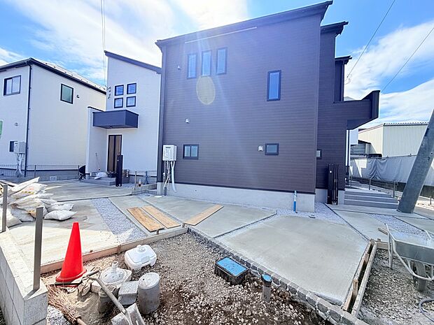 建物外観と前面道路、敷地内の駐車スペース