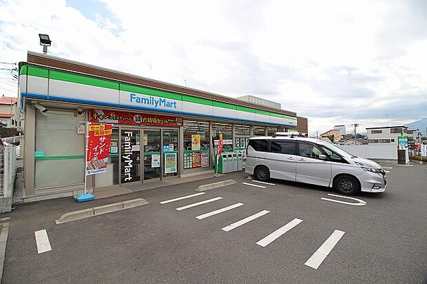 ファミリーマート 綾瀬小園西店 距離約650m