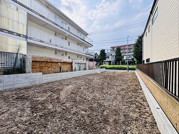 建物間の空き地平坦な敷地が広がる
