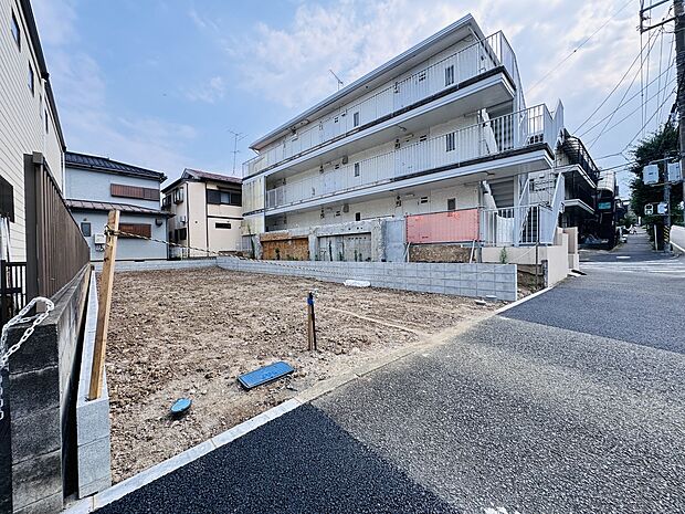 マンション隣接の更地の外観です