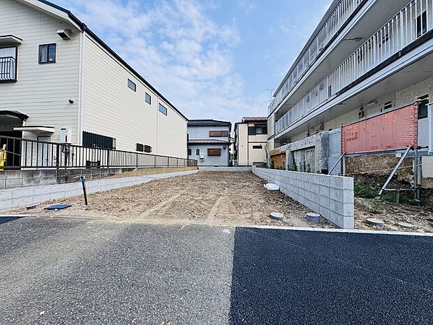 住宅地にある整地された駐車スペースです