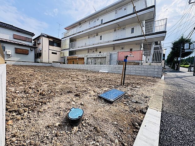 周辺の建物が見える更地の物件