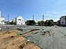 外観：整地された更地の土地で周囲に住宅が建ち並ぶ環境です