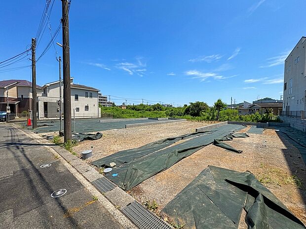 空き地の敷地で、周囲に住宅がある静かな環境です