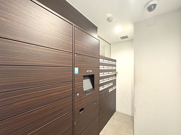 集合ポストが設置された建物の共用エントランス付近