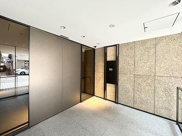 シンプルなデザインのエントランスホール