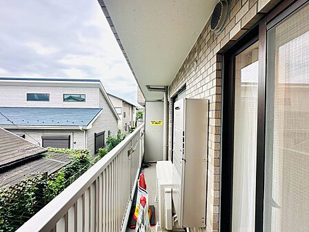 バルコニーからの周辺住宅の眺望が見える物件