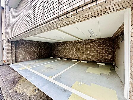 屋根付きの駐車スペース、2台分あります