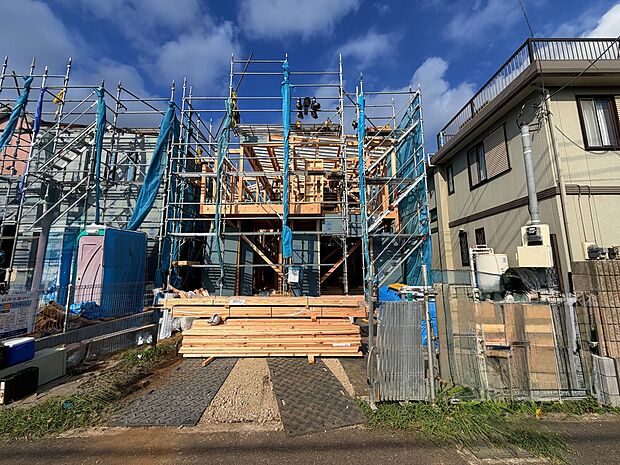 建築中の住宅外観周囲に住宅が立ち並ぶ環境