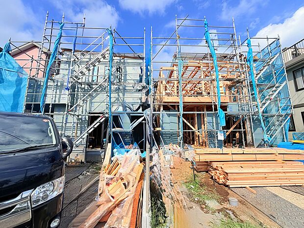 建設中の木造住宅の外観と周囲の状況