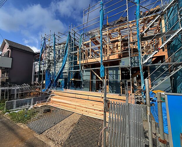 新築工事中の木造住宅の外観と足場の様子