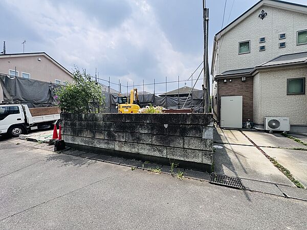 住宅街の角地にある敷地の外観