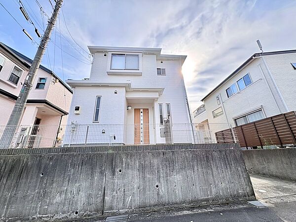 白い外壁の2階建て住宅の外観写真です