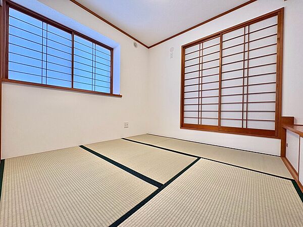 和室の畳と障子窓が特徴の落ち着いた室内