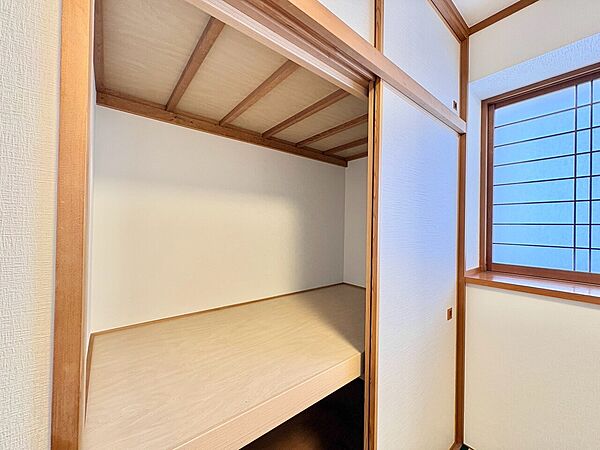 押入れと窓のある和室の一角
