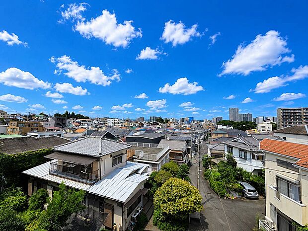 住宅街が広がる開放的な眺望の景色です