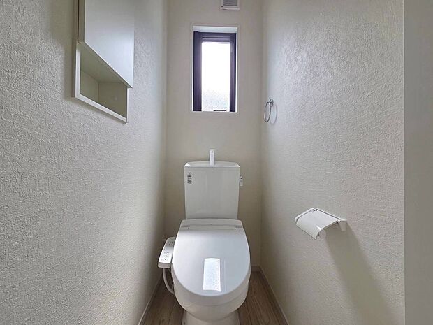 シンプルで窓付きのトイレ室内の様子です