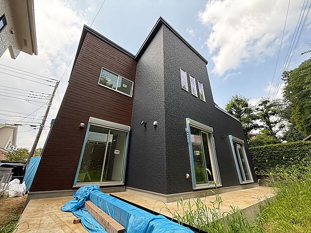 黒い外壁の二階建て住宅の外観です