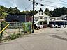 外観：道沿いにある住宅と敷地の外観が見える写真です
