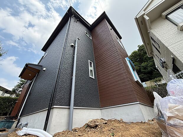 黒と茶色の外壁が特徴の住宅外観写真です