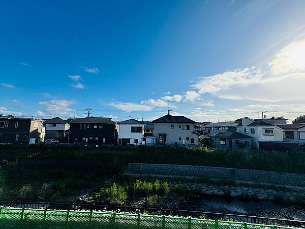 バルコニーからは建物に邪魔されない、広々とした青空が臨めます