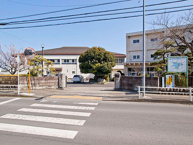 伊勢原市立山王中学校 距離約2100m