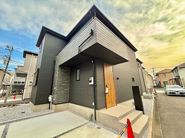 モダンなデザインの2階建て住宅の外観です