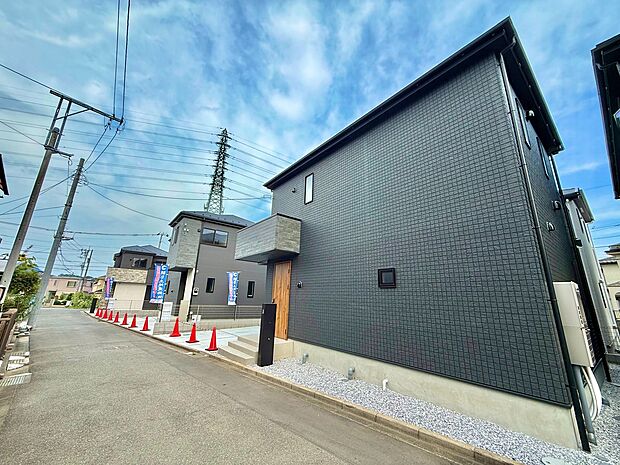 黒を基調としたモダンな外観の住宅
