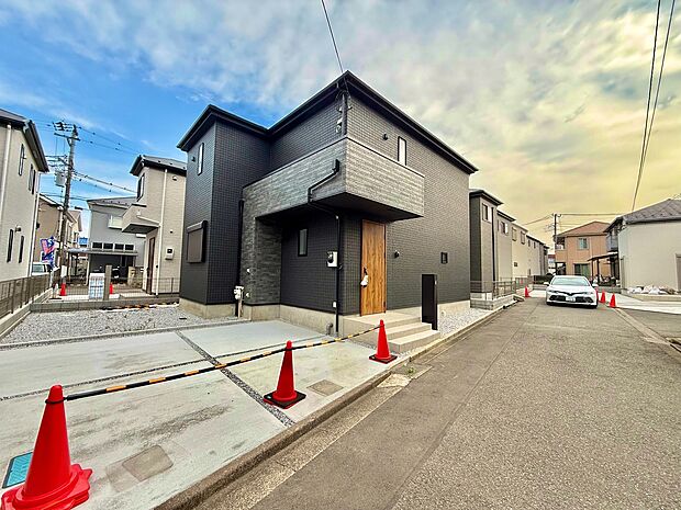 街道沿いのモダンな住宅の外観です