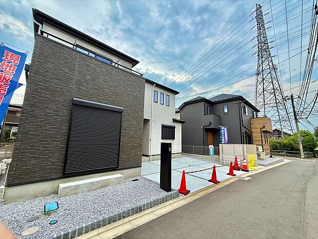 戸建て住宅の外観と駐車スペースが見える風景です