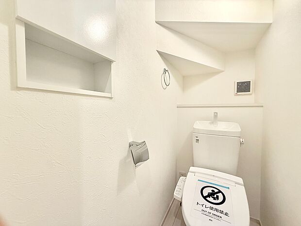 シンプルで清潔感のあるトイレ空間