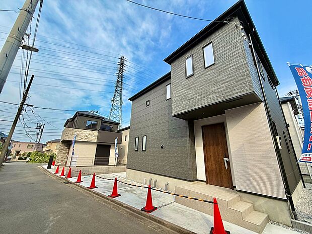 新築の2階建て住宅の外観、周辺に電柱が見える